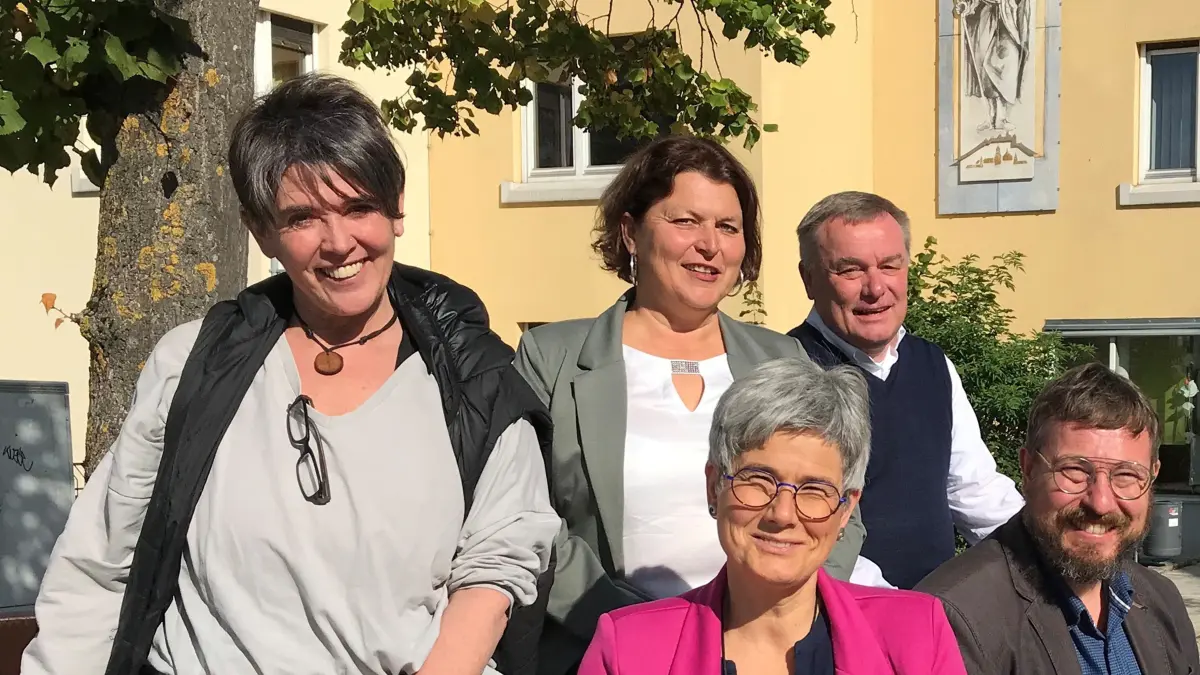 Der Heilige Jakobus grüßt vom Hechinger Pfarrhaus, dem neuen Zentrum der neuen Pfarrei, die seinen Namen trägt. Der leitende Personenkreis (von rechts): Pfarrer Holger Cerff, Pfarrer Thomas Fürst, Referentin Barbara Feichtinger, Referentin Ulrike Mayer Klaus und Pfarreiökonomin Daniela Hatzenbühler. Es fehlt die Ökonomin Patricia Eckert.