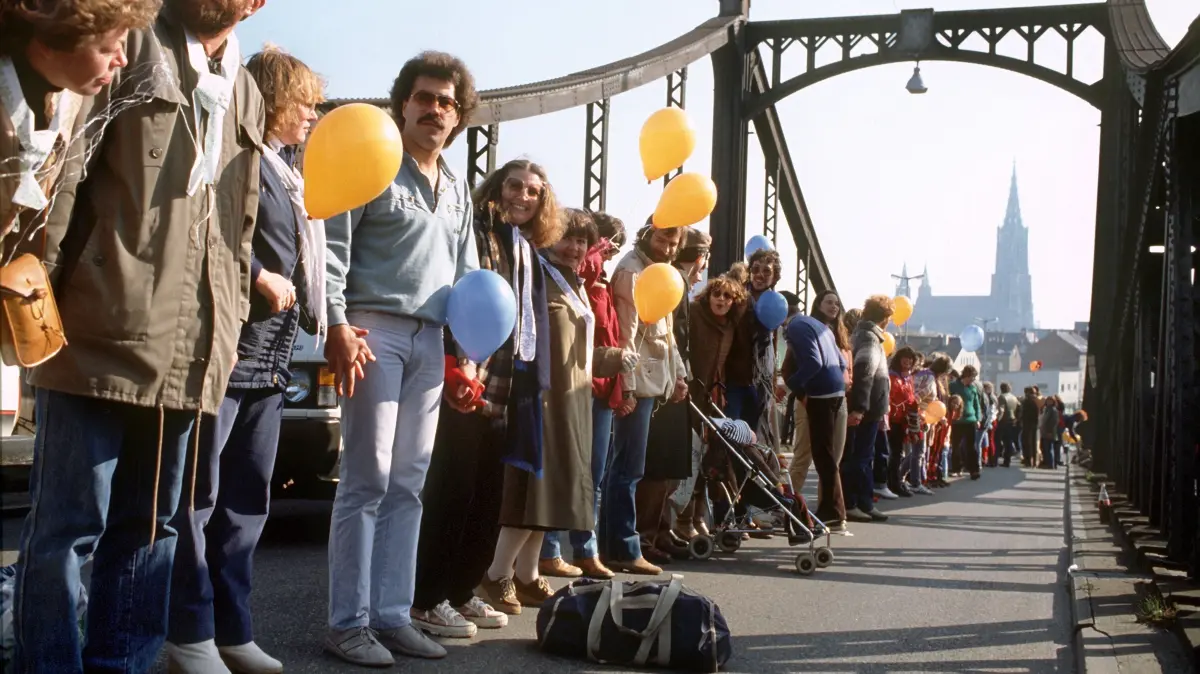 Eine Menschenkette demonstriert am 22. Oktober 1983 mit Luftballons auf einer Brücke vor dem Ulmer Münster. Die von der Friedensbewegung initiierte Aktionswoche endete am 21. und 22. Oktober 1983 mit Großkundgebungen in verschiedenen Städten gegen die Stationierung neuer amerikanischer Mittelstreckenraketen in Europa. Beilage 80JahreSWP