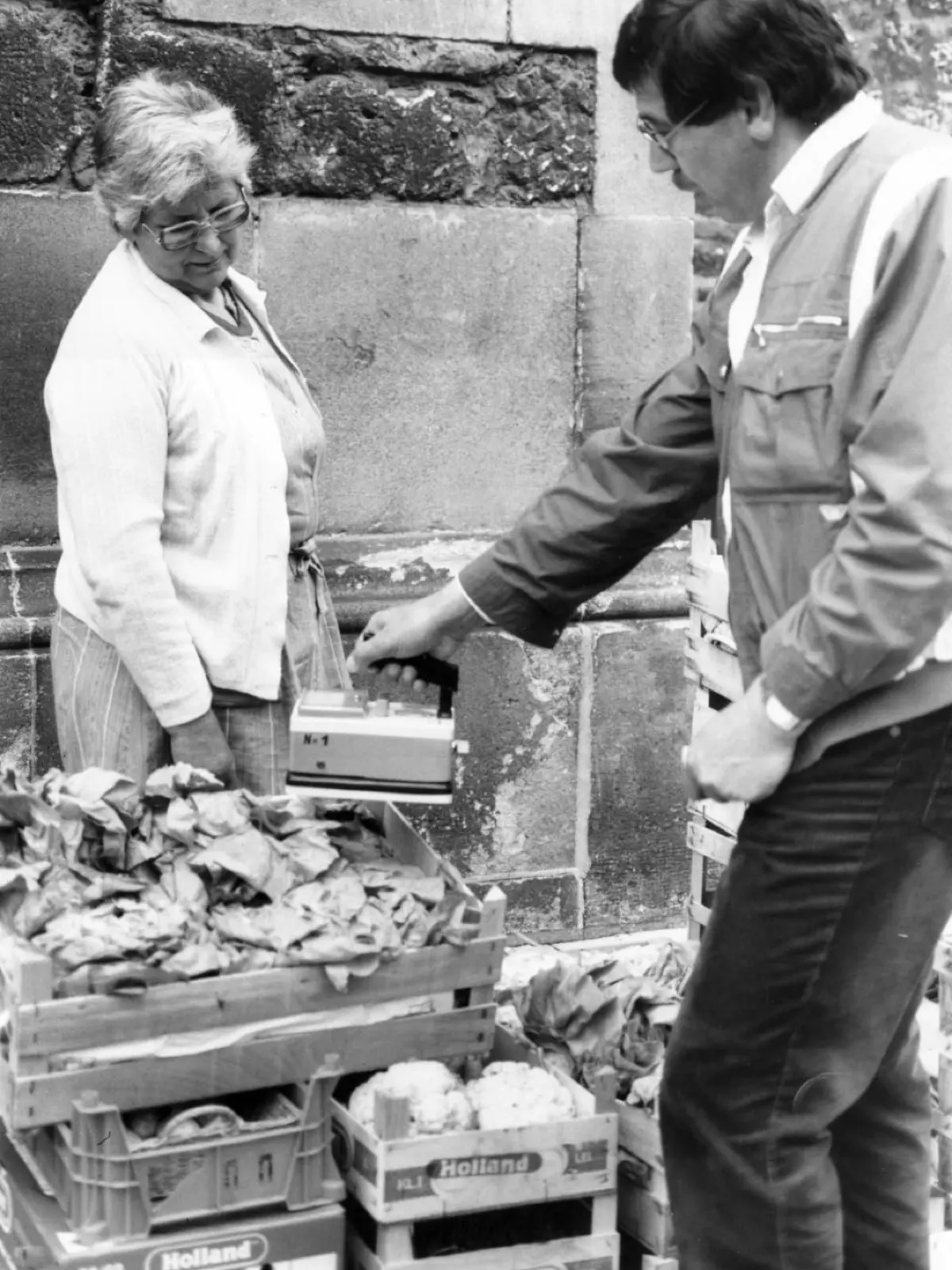 Ulm, Wochenmarkt, Messung radioaktiver Strahlung: Eine der unsinnigsten Aktionen aus jenen Tagen dokumentiert unser Foto. Die vermeintliche Messung radioaktiver Strahlung auf dem Gemüse. Aber: Auf die hier gezeigte Art ließ sich nichts messen.