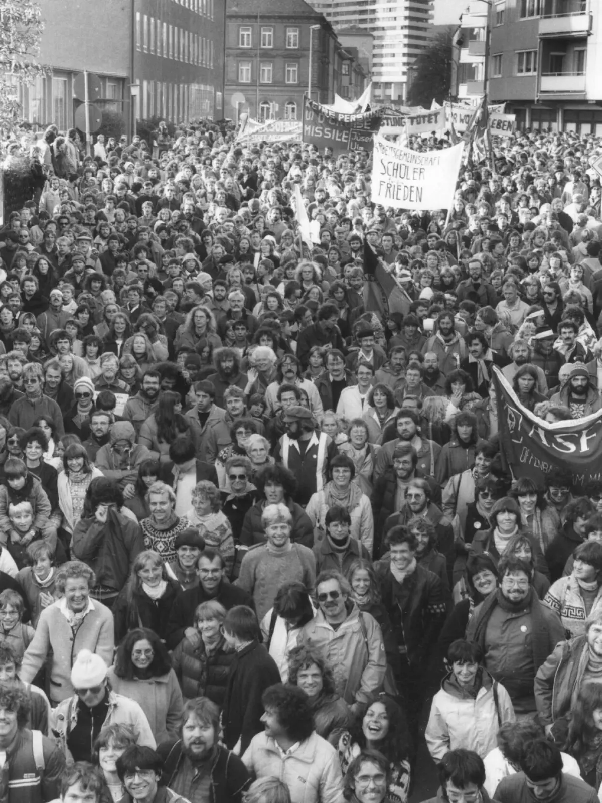 Neu-Ulm, Hermann-Köhl-Straße, Unterführung, Menschenkette 22. Oktober 1983, Stau vor der Unterführung: Menschenkette 1983
Neu-Ulm, Hermann-Köhl-Straße, Unterführung, Menschenkette 22. Oktober 1983, Stau vor der Unterführung, Demonstration, Menschen, Protest, Friedensbewegung, Kundgebung, Menschenmassen auf dem Weg zum Volksfestplatz Neu-Ulm