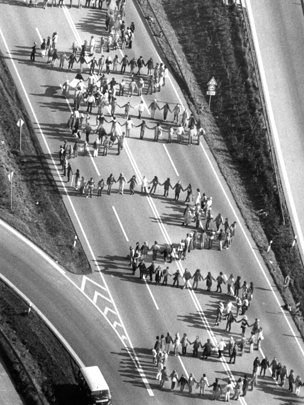 Bundesstraße B 10, Menschenkette gegen Raketen: Das Luftbild zeigt eine Menschenkette auf der B10 zwischen Plochingen und Ulm Foto vom 22.10.1983. Mehr als 200 000 Demonstranten reihten sich zu einer 108 Kilometer langen Menschenkette quer durchs Land auf - sie hatten die Machtspiele des Kalten Krieges satt. Foto: Roland Holschneider dpa/lsw (zu lsw 0319 Serie «Schlaglichter Südwest» - 1983 - "Menschenkette zwischen Stuttgart und Neu-Ulm für Frieden" vom 29.03.2012) +++(c) dpa - Bildfunk+++