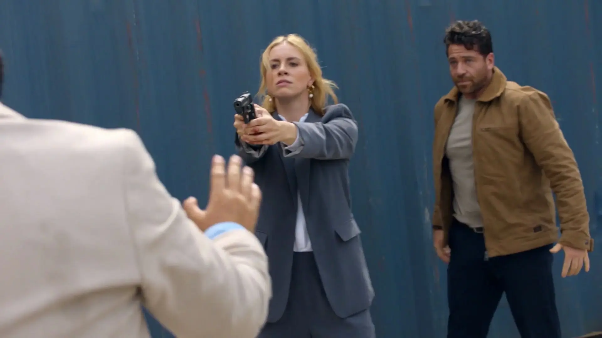 Zoe (Lara Dandelion Seibert) setzt alles daran, Carlos (Patrick Fernandez) zu retten und bedroht Alvaro (Rodrigo Rojo) mit einer Schusswaffe.