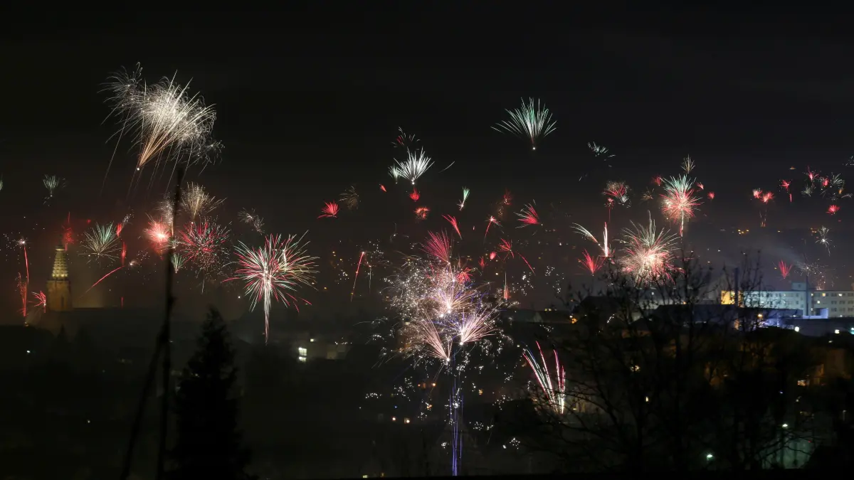 (ohne Überschrift): Vorsicht: Dieses Foto ist möglicherweise nur für den einstigen Verlag Schwäbisches Tagblatt verwendbar. Silvester Feuerwerk, Rottenburg, 2016-12-31, Bild: Dunja Bernhard