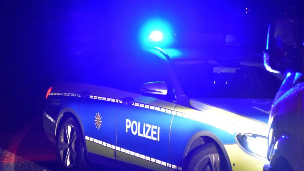 Blaulicht Polizei Nacht Unfall Symbolfoto