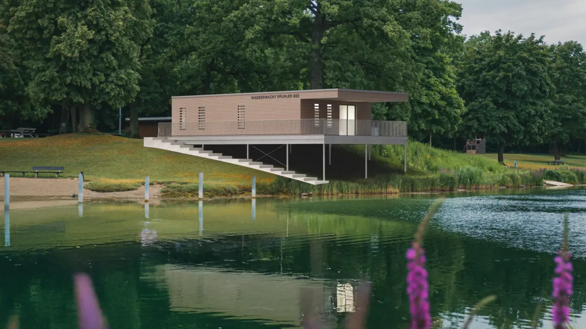 Ein zweckmäßiger Holzbau, der sich ohne großen Eingriff ins Seeufer einfügt: Hier kommt die Wasserwacht ab 2027 am Pfuhler See unter.