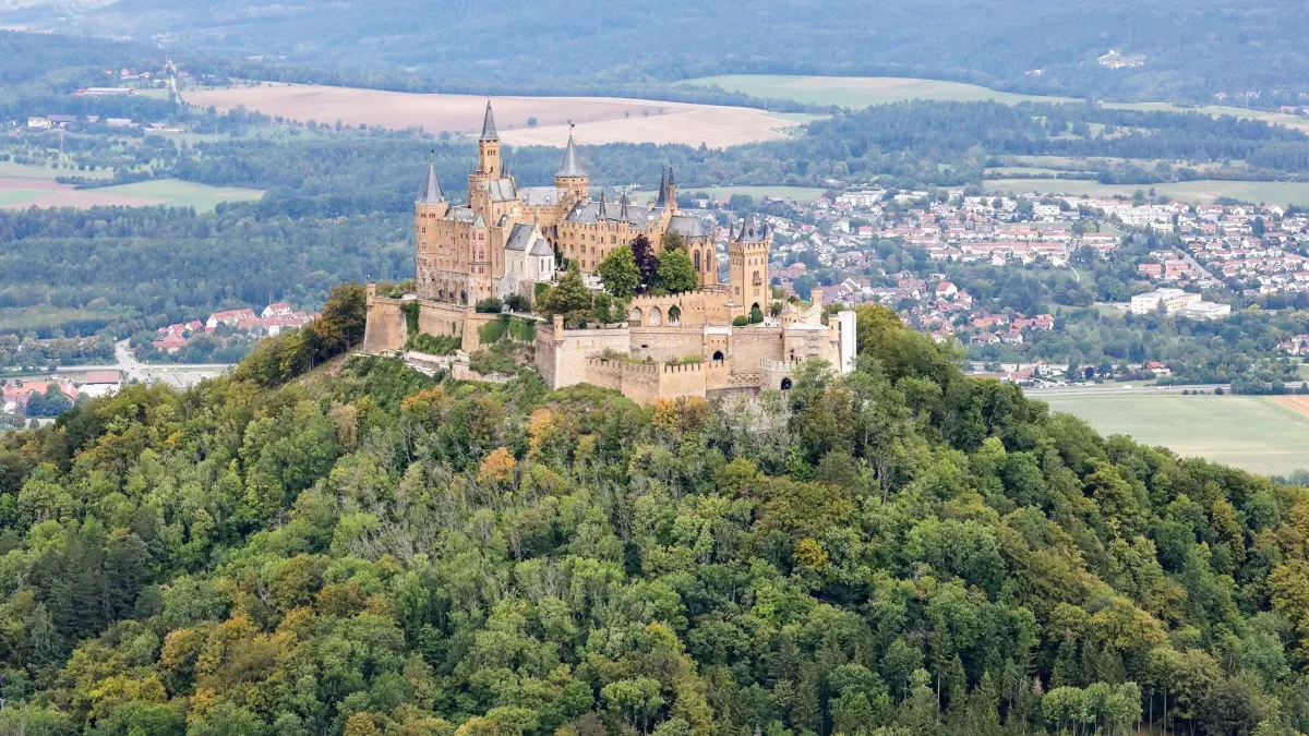 Die Feuerwehren üben auf der Burg Hohenzollern.