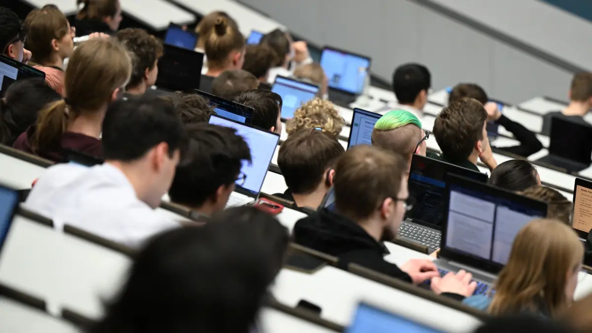 Studenten sitzen in einem Hörsaal: ARCHIV - Nur etwa zwölf Prozent aller Studierenden beanspruchen derzeit Bafög. (zu dpa: «Bafög-Antrag stellen: So geht's richtig») Foto: Bernd Weißbrod/dpa/dpa-tmn - Honorarfrei nur für Bezieher des dpa-Themendienstes +++ dpa-Themendienst +++