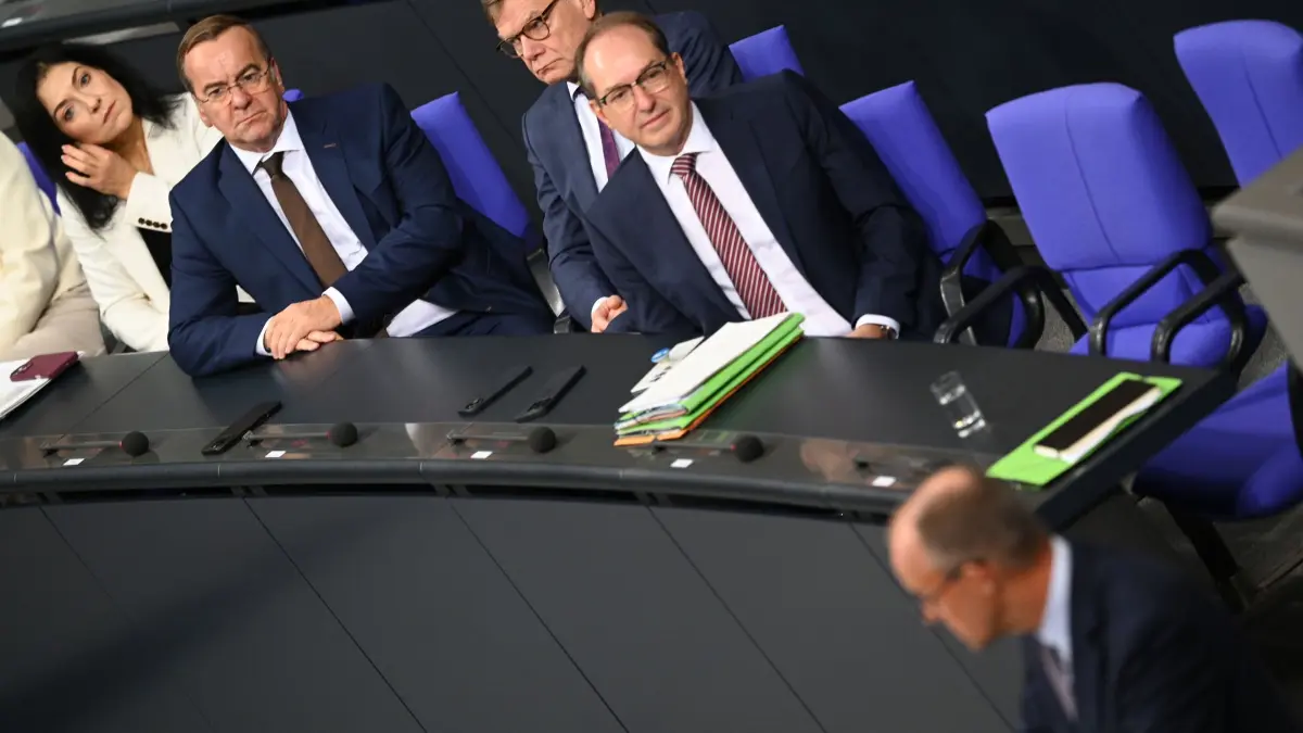 Bundestag: 16.10.2025, Berlin: Katherina Reiche (l-r, CDU), Bundesministerin für Wirtschaft und Energie, Boris Pistorius (SPD), Verteidigungsminister, Johann Wadephul (CDU), Außenminister, und Alexander Dobrindt (CSU), Bundesinnenminister, hören der Rede von Bundeskanzler Friedrich Merz (CDU) im Bundestag zu. Das Parlament befasst sich neben der Debatte nach der Regierungserklärung von Kanzler Merz unter anderem mit Rentengesetzen und dem Wehrdienst-Modernisierungsgesetz. Foto: Niklas Graeber/dpa +++ dpa-Bildfunk +++