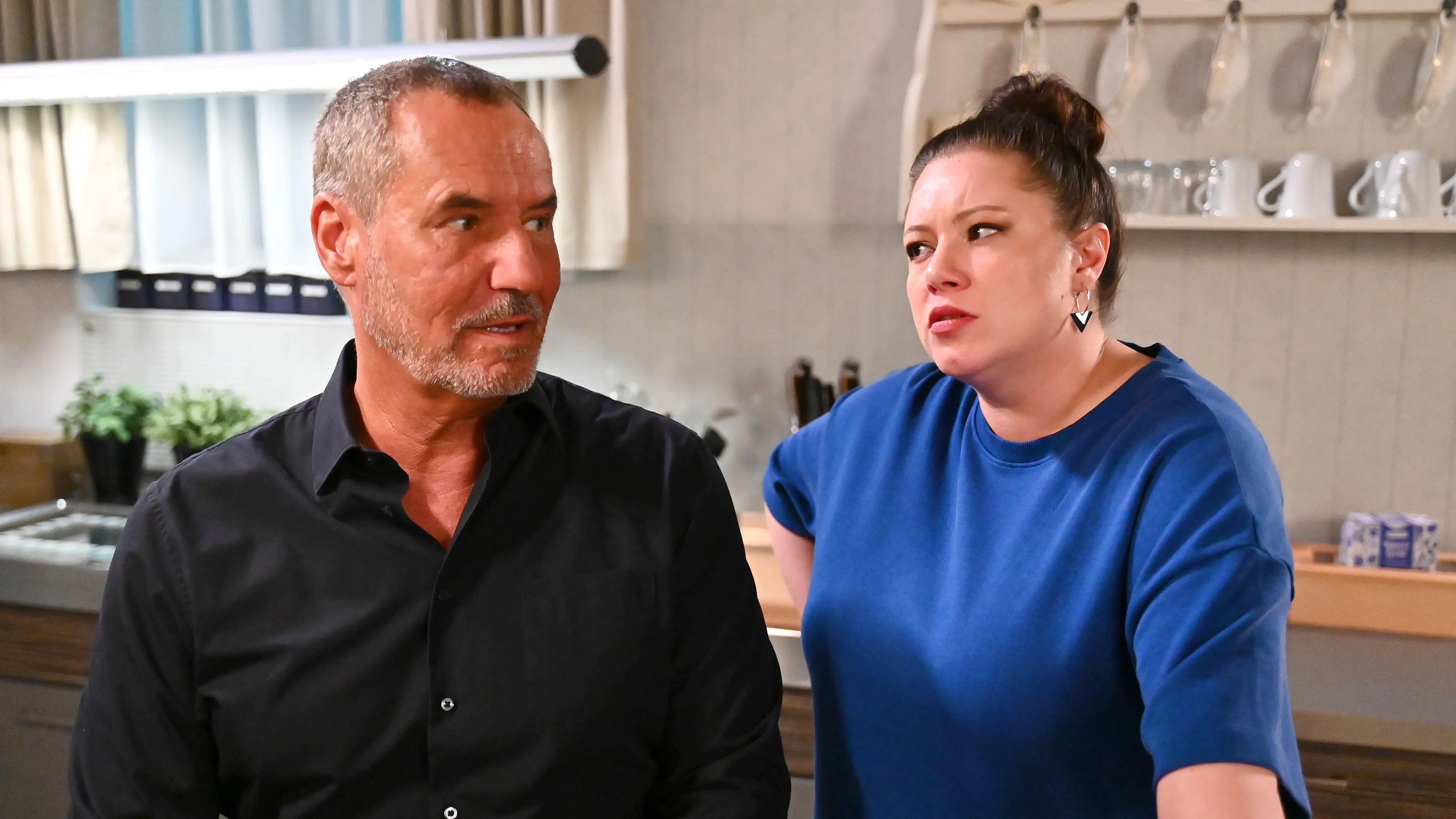 Richard (Silvan-Pierre Leirich) stößt Vanessa (Julia Augustin) vor den Kopf, als er ihre Hilfe ablehnt.