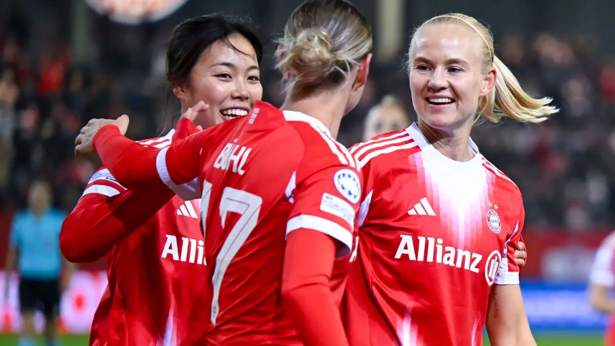 Bayern München - Juventus Turin: 16.10.2025, Bayern, München: Fußball, Frauen: Champions League, Bayern München - Juventus Turin, Vorrunde, 2. Spieltag am FC Bayern Campus. Momoko Tanikawa (l-r, Bayern München), Klara Bühl (Bayern München) und Pernille Harder (Bayern München) jubeln über das Tor zum 1:0. Foto: Sven Hoppe/dpa +++ dpa-Bildfunk +++