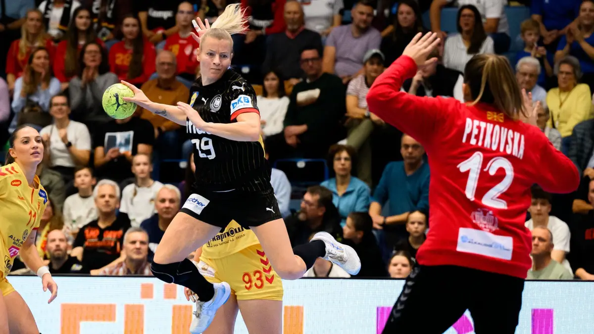 Deutschland - Nordmazedonien: 16.10.2025, Nordrhein-Westfalen, Gummersbach: Handball, Frauen: EM-Qualifikation, Deutschland - Nordmazedonien, 2. Runde, Gruppe 3, 1. Spieltag, Antje Döll (Deutschland, l) wirft auf das Tor von Dragana Petkovska (Mazedonien). Foto: Marco Wolf/dpa +++ dpa-Bildfunk +++