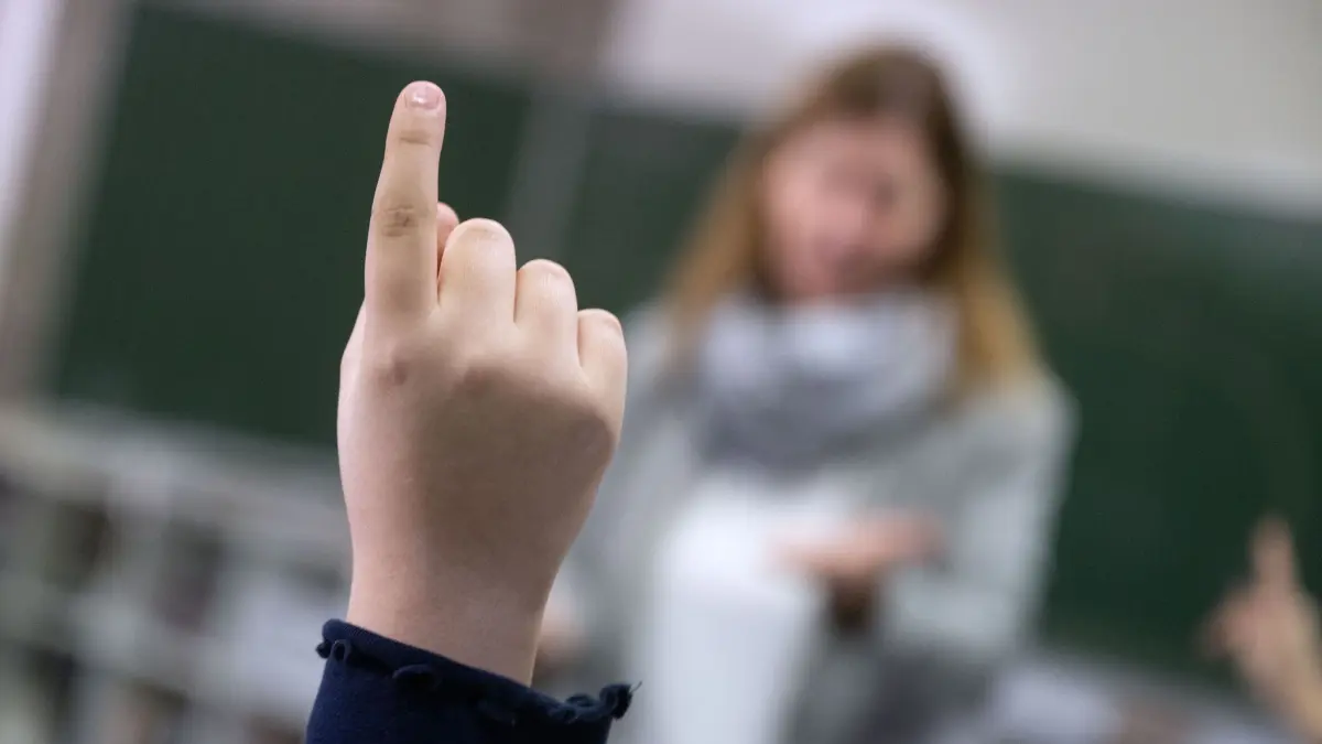 Ministerinnen stellen neue Wege ins Lehramtsstudium vor: ACHTUNG: SPERRFRIST 16. OKTOBER 16:15 UHR. DIE SPERRFRIST WURDE BEREITS VON DRITTER SEITE DURCHBROCHEN. - ARCHIV - 17.01.2023, Baden-Württemberg, Stuttgart: Eine Schülerin einer vierten Klasse der Liebenauschule meldet sich im Unterricht. Rund die Hälfte aller weiblichen Lehrkräfte an allgemeinbildenden Schulen in Nordrhein-Westfalen arbeitet in Teilzeit - deutlich häufiger als ihre männlichen Kollegen. (zu dpa: «Schüler in Rheinland-Pfalz schwächeln bei Mathe und Physik») Foto: Marijan Murat/dpa +++ dpa-Bildfunk +++