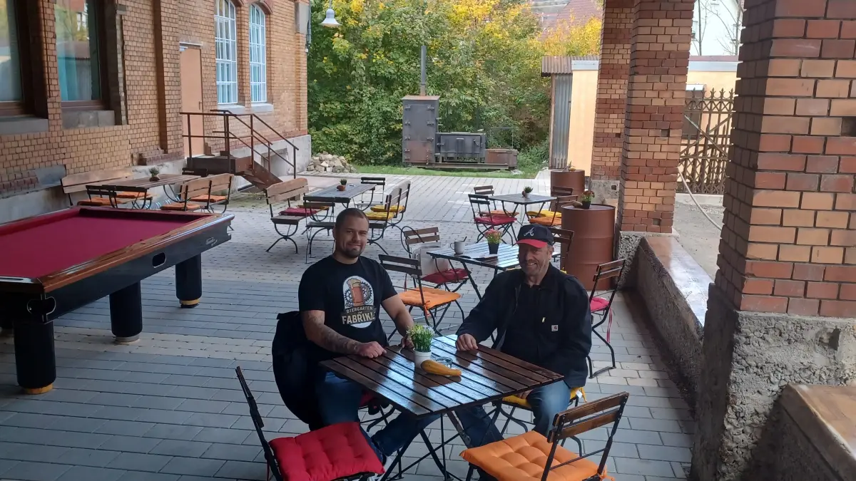 Sie eröffnen im Dettinger Eisenlohr-Areal einen neuen Biergarten namens "Fabrikle": Robin Osislo und Frank Saier.