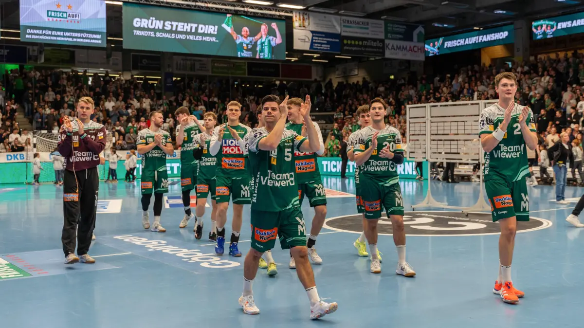 Frisch Auf Goeppingen vs. Bergischer HC, Handball, Bundesliga, 09. Spieltag, Saison 2025/2026, 17.10.2025: Die Mannschaft des Frisch Auf Goeppingen bedankt sich bei den Fans in der EWS Arena, vorne voran Rutger ten Velde (Frisch Auf Goeppingen, #05),
Frisch Auf Goeppingen vs. Bergischer HC, Handball, Bundesliga, 09. Spieltag, Saison 2025/2026, 17.10.2025,
Foto: Eibner-Pressefoto/Max Vogel