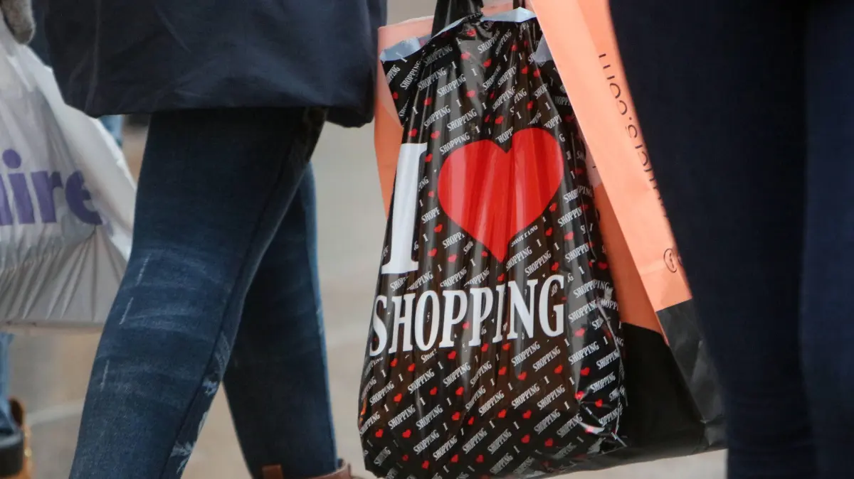 Frau trägt eine Plastiktüte mit Aufschrift I Love Shopping in der Innenstadt Frankfurt, Hessen, Deutschland *** Woman w: Frau trägt eine Plastiktüte mit Aufschrift I Love Shopping in der Innenstadt Frankfurt, Hessen, Deutschland *** Woman wearing a plastic bag with inscription I Love Shopping in the city centre of Frankfurt Hesse Germany