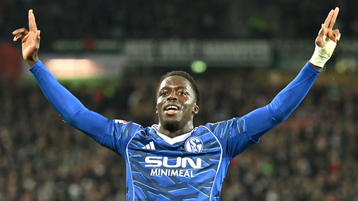 Hannover 96 - FC Schalke 04: 17.10.2025, Niedersachsen, Hannover: Fußball: 2. Bundesliga, Hannover 96 - FC Schalke 04, 9. Spieltag, Heinz von Heiden-Arena. Christian Gomis (FC Schalke 04) feiert sein Tor zum 0:3. Foto: Swen Pförtner/dpa - WICHTIGER HINWEIS: Gemäß den Vorgaben der DFL Deutsche Fußball Liga bzw. des DFB Deutscher Fußball-Bund ist es untersagt, in dem Stadion und/oder vom Spiel angefertigte Fotoaufnahmen in Form von Sequenzbildern und/oder videoähnlichen Fotostrecken zu verwerten bzw. verwerten zu lassen. +++ dpa-Bildfunk +++