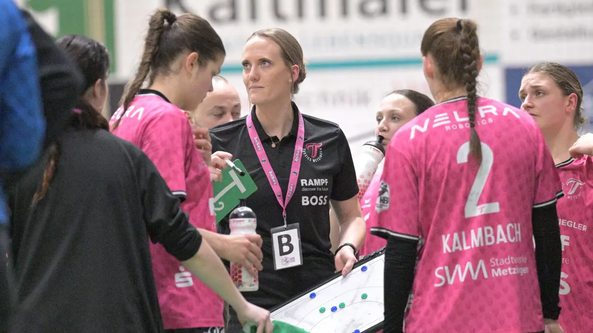 Trotz Handball.ai wird bei Miriam Hirsch, der Cheftrainerin der TusSies Metzingen, sicher weiterhin die Taktiktafel zum Einsatz kommen. Das zündet auf die Schnelle bei den Spielerinnen einfach besser.