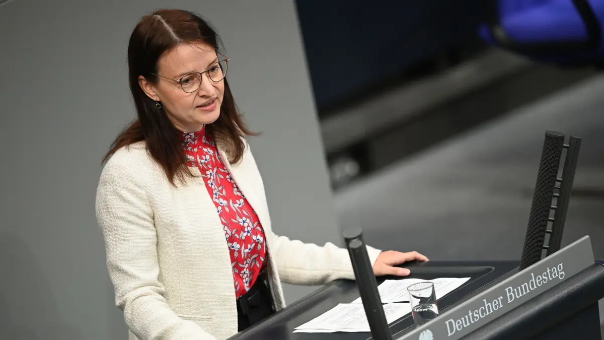 Bundestag: 17.10.2025, Berlin: Ronja Kemmer (CDU) spricht in der Debatte im Bundestag. Der Bundestag berät unter anderem zur Modernisierungsagenda für Staat und Verwaltung, dem Bericht der Beauftragten für Ostdeutschland und der BAföG-Reform. Foto: Niklas Graeber/dpa +++ dpa-Bildfunk +++