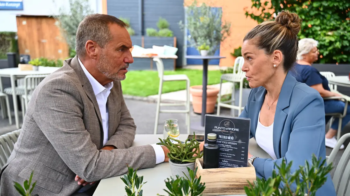 Richard (Silvan-Pierre Leirich) hat eine neue Kardiologin: Dr. Patricia Bühler (Jennifer Ehnert).