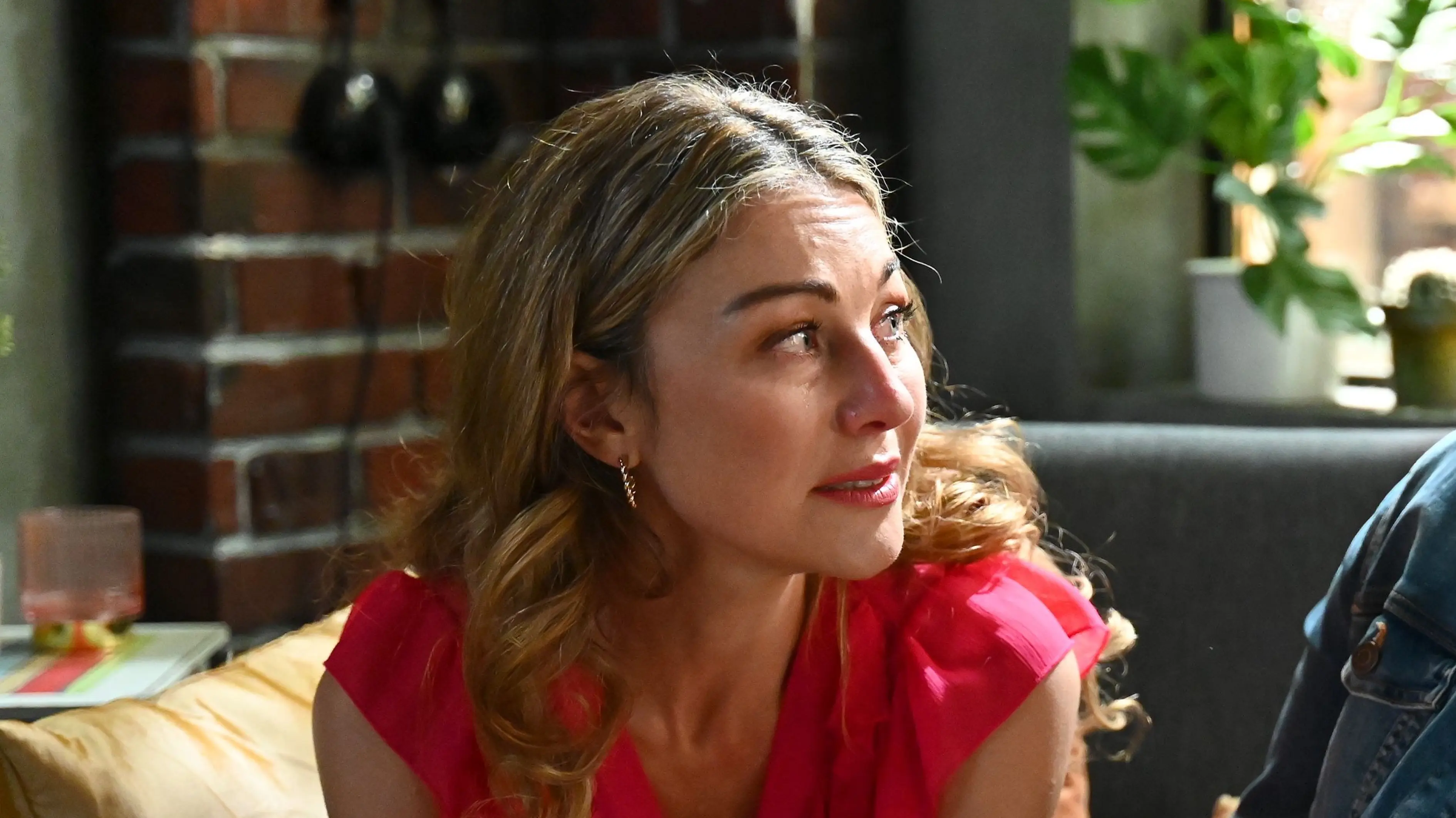 Peggy (Nadine Arents) lernt einen neuen Mann kennen.