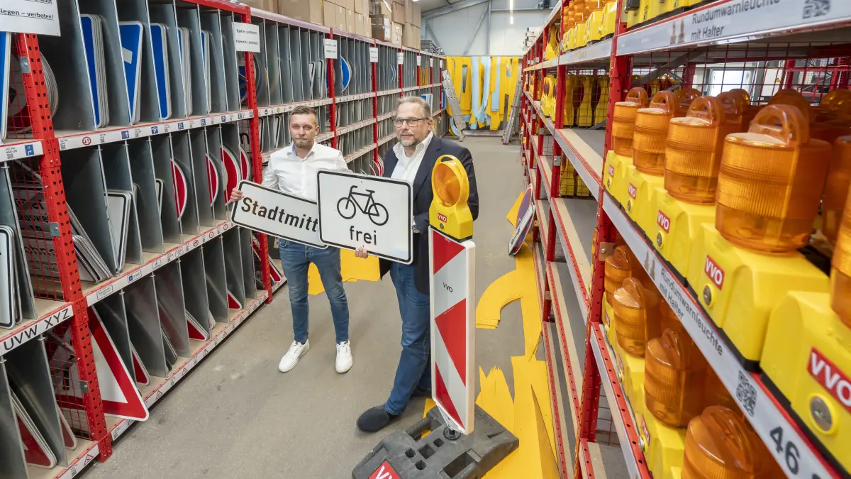 Die Baustellen-Profis: Das Logo VVO prangt an (fast?) allen Baustellen in Ulm. Wer steckt da dahinter? Waldemar Kocetov