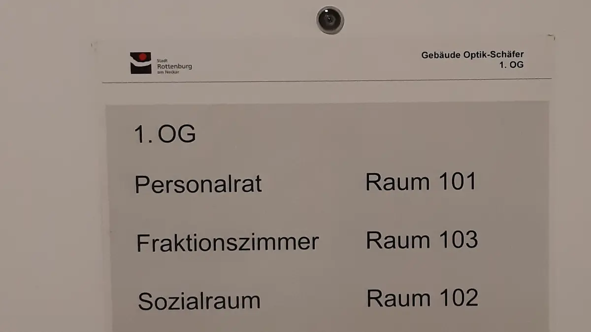Türschild Junge Aktive bei Optik Schäfer