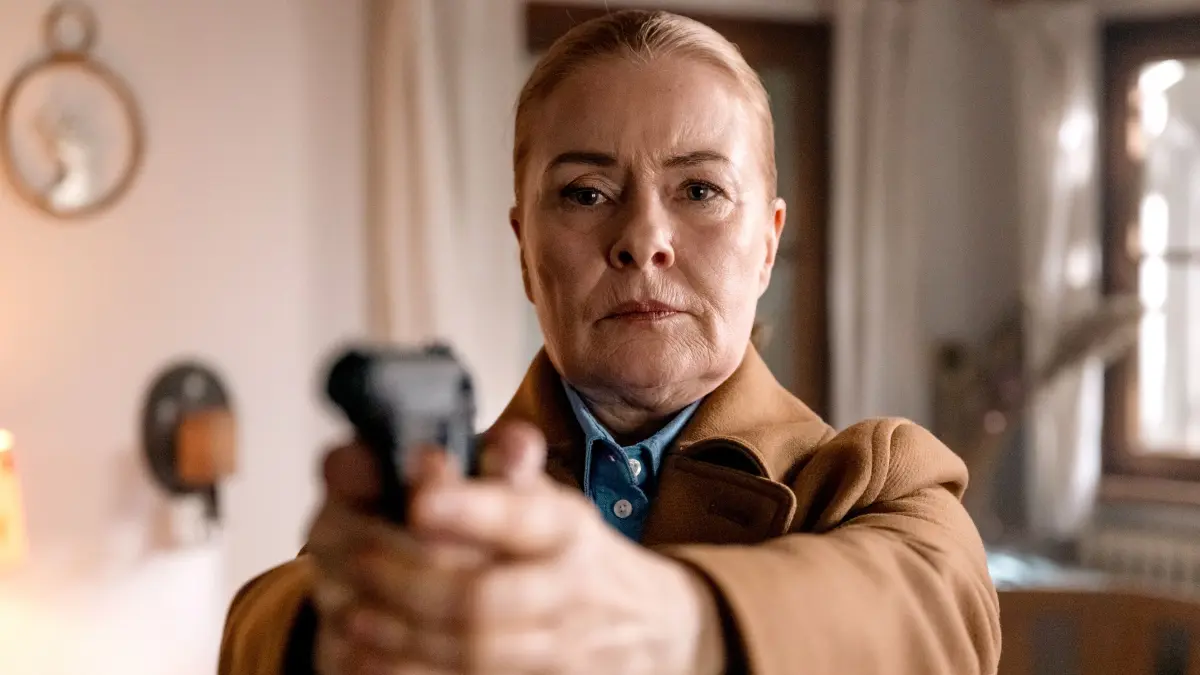Anne Fuchs (Lina Wendel) hält eine verdächtige Person auf.
