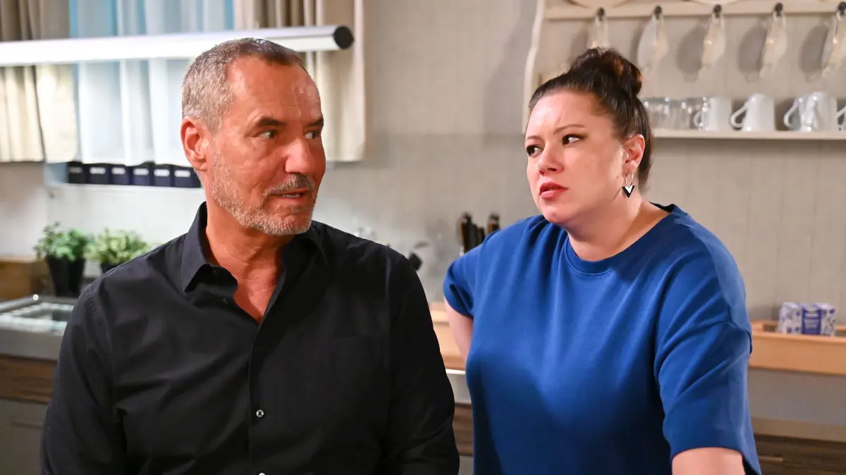 Richard (Silvan-Pierre Leirich) stößt Vanessa (Julia Augustin) vor den Kopf, als er ihre Hilfe ablehnt.
