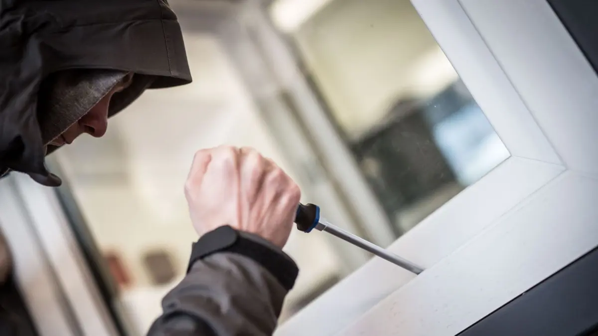 ILLUSTRATION - Ein Mann demonstriert in der polizeilichen Beratungsstelle, wie Einbrecher Fenster aufhebeln. Dank wachsamer Nachbarn hat die Polizei in Leisterförde bei Greven einen Tatverdächtigen kurz nach einem Wohnungseinbruch gestellt. (zu dpa: «Nachbarn bemerken Einbrecher - Polizei fasst 25-Jährigen») +++ dpa-Bildfunk +++