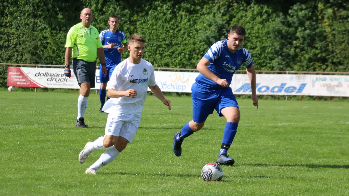 Sebastian Haag – hier im Spiel gegen die SGM Fichtenau – ist im Schrozberger Mittelfeld Dreh- und Angelpunkt.