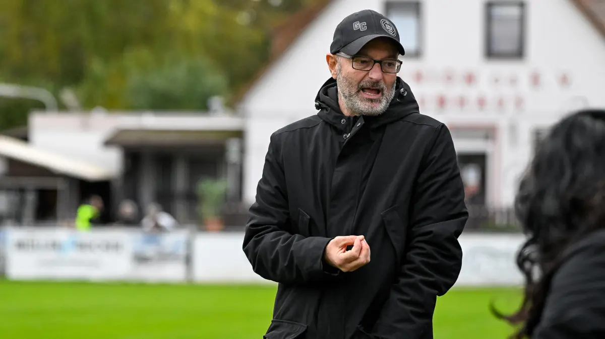 Türkspor Neckarsulm - 1. Goeppinger SV, Fussball, Oberliga Baden Wuerttemberg, 13. Spieltag, 2025/2026, 27.09.2025,: Regte sich maechtig auf Gianni Coveli (1. Goeppinger SV, Cheftrainer), Türkspor Neckarsulm - 1. Goeppinger SV, Fussball, Oberliga Baden Wuerttemberg, 13. Spieltag, 2025/2026, 27.09.2025,, Foto:Eibner-Pressefoto/Bernd Leitner
