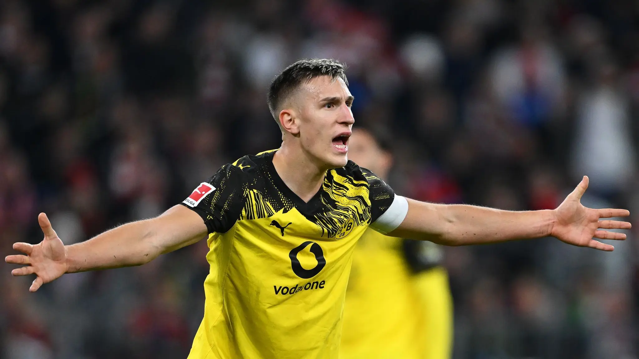 Bayern München - Borussia Dortmund: 18. Oktober 2025, Bayern, München: Fußball: Bundesliga, Bayern München - Borussia Dortmund, 7. Spieltag, Allianz Arena, Nico Schlotterbeck (Borussia Dortmund) reagiert. WICHTIGER HINWEIS: Gemäß den Vorgaben der DFL Deutsche Fußball Liga und des DFB Deutschen Fußball-Bundes ist es untersagt, im Stadion und/oder vom Spiel aufgenommene Fotos in Form von Sequenzbildern und/oder videoähnlichen Fotoserien zu verwenden oder verwenden zu lassen. Foto: Sven Hoppe/dpa +++ dpa-Bildfunk +++