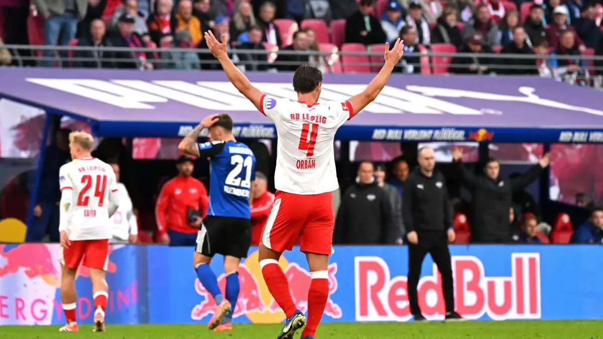RB Leipzig - Hamburger SV: 18.10.2025, Sachsen, Leipzig: Fußball: Bundesliga, RB Leipzig - Hamburger SV, 7. Spieltag, Red Bull Arena. Willi Orban (RB Leipzig) jubelt nach dem Sieg gegen den HSV. Foto: Jennifer Brückner/dpa - WICHTIGER HINWEIS: Gemäß den Vorgaben der DFL Deutsche Fußball Liga bzw. des DFB Deutscher Fußball-Bund ist es untersagt, in dem Stadion und/oder vom Spiel angefertigte Fotoaufnahmen in Form von Sequenzbildern und/oder videoähnlichen Fotostrecken zu verwerten bzw. verwerten zu lassen. +++ dpa-Bildfunk +++