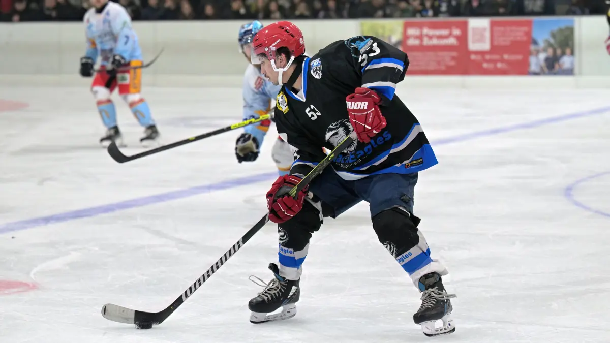 Eishockey WL | TSG Reutlingen vs. Baden Rhinos: Eishockey BWL | TSG Reutlingen (schwarz) vs. Baden Rhinos (weiss/gelb) // 2025-10-17 // Foto: Joachim Baur // #53 Evan Carroll (TSG Reutlingen)