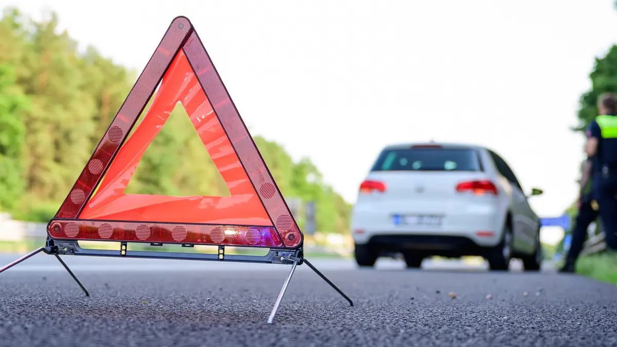 Raus aus der Gefahrenzone: Nach einem Unfall oder einer Panne bringen sich Betroffene möglichst schnell aber umsichtig in Sicherheit. (zu dpa: «So verhalten Sie sich bei Pannen auf der Autobahn sicher»)