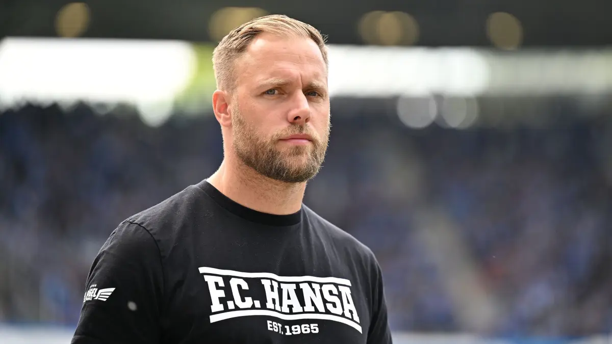 Daniel Brinkmann: ARCHIV - 17.05.2025, Niedersachsen, Hannover: Fußball: 3. Liga, Hannover 96 II - Hansa Rostock, 38. Spieltag, Heinz von Heiden-Arena. Rostocks Trainer Daniel Brinkmann ist vor dem Spiel im Stadion. (zu dpa: «Hansa atmet auf: 3:0 gegen Wiesbaden») Foto: Swen Pförtner/dpa - WICHTIGER HINWEIS: Gemäß den Vorgaben der DFL Deutsche Fußball Liga bzw. des DFB Deutscher Fußball-Bund ist es untersagt, in dem Stadion und/oder vom Spiel angefertigte Fotoaufnahmen in Form von Sequenzbildern und/oder videoähnlichen Fotostrecken zu verwerten bzw. verwerten zu lassen. +++ dpa-Bildfunk +++