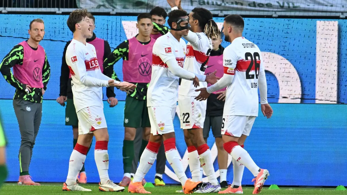 VfL Wolfsburg - VfB Stuttgart: 18.10.2025, Niedersachsen, Wolfsburg: Fußball: Bundesliga, VfL Wolfsburg - VfB Stuttgart, 7. Spieltag, Volkswagen Arena. Angelo Stiller (l, VfB Stuttgart) feiert sein Tor zum 0:3 mit den Teamkollegen. Foto: Swen Pförtner/dpa - WICHTIGER HINWEIS: Gemäß den Vorgaben der DFL Deutsche Fußball Liga bzw. des DFB Deutscher Fußball-Bund ist es untersagt, in dem Stadion und/oder vom Spiel angefertigte Fotoaufnahmen in Form von Sequenzbildern und/oder videoähnlichen Fotostrecken zu verwerten bzw. verwerten zu lassen. +++ dpa-Bildfunk +++
