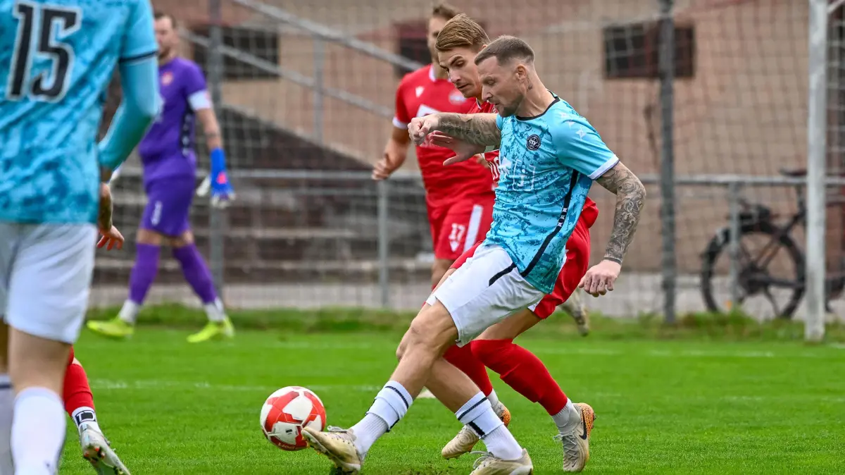 Türkspor Neckarsulm - 1. Goeppinger SV, Fussball, Oberliga Baden Wuerttemberg, 13. Spieltag, 2025/2026, 27.09.2025,: Zweikampf um den Ball zwischen Tom Marmein (Tuerkspor Neckarsulm, #05) und Kevin Dicklhuber (1. Goeppinger SV, #30), Türkspor Neckarsulm - 1. Goeppinger SV, Fussball, Oberliga Baden Wuerttemberg, 13. Spieltag, 2025/2026, 27.09.2025,, Foto:Eibner-Pressefoto/Bernd Leitner