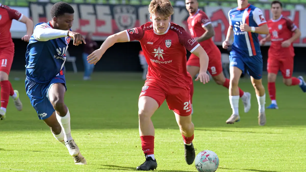 Fussball OL | SSV Reutlingen vs. VfR Mannheim: Fussball OL | SSV Reutlingen (rot) vs. VfR Mannheim (blau) // 2025-10-18 // Foto: Joachim Baur // #27 Tom Ruzicka (SSV Reutlingen) / #3 Raphael Akoto (VfR)