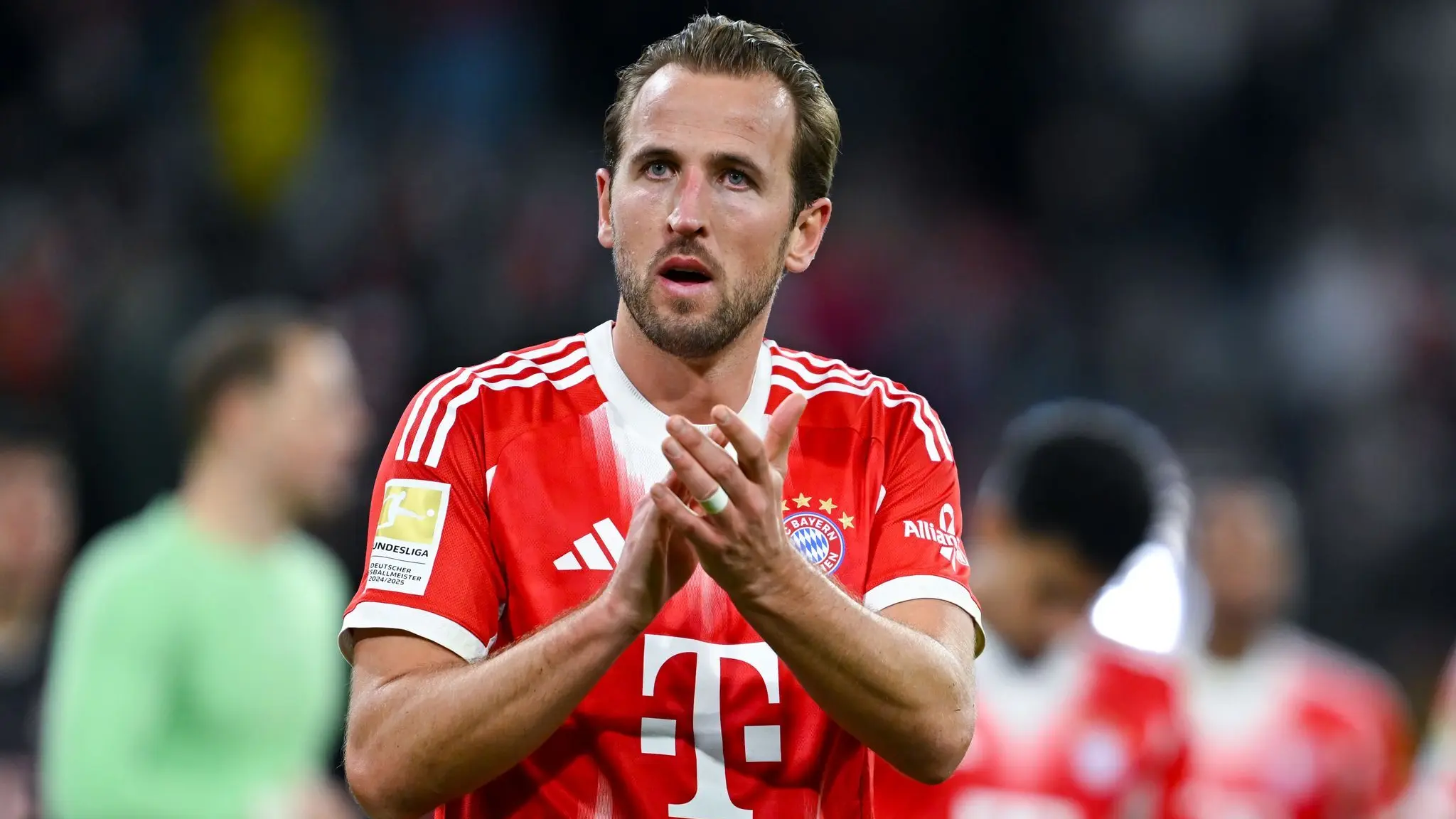 Bayern München - Borussia Dortmund: 18. Oktober 2025, Bayern, München: Fußball: Bundesliga, Bayern München - Borussia Dortmund, 7. Spieltag in der Allianz Arena. Harry Kane (Bayern München) jubelt nach dem Spiel. (zur dpa: „«Wahnsinn» und «Wahnsinn»: Kane begeistert mit Rundum-Sorglos-Paket») Foto: Sven Hoppe/dpa - WICHTIGER HINWEIS: Gemäß den Vorgaben der DFL Deutsche Fußball Liga und des DFB Deutscher Fußball-Bund ist es untersagt, im Stadion und/oder vom Spiel aufgenommene Fotos in Form von Sequenzbildern und/oder videoähnlichen Fotoserien zu verwerten oder zu verwerten. +++ dpa-Bildfunk +++