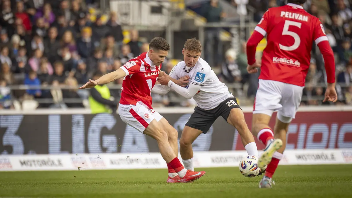 Fußball, SSV Ulm: Die Spatzen (weiß) nach dem Aufeinandertreffen mit Energie Cottbus (rot) und dem ersten Spiel des neuen Cheftrainers
