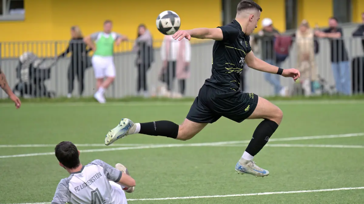 Fussball KL A | TuS Metzingen II vs. FC Lichtenstein: Fussball KL A1 | TuS Metzingen II (schwarz) vs. FC Lichtenstein (weiss) // 2025-10-19 // Foto: Joachim Baur // #3 Anes Kadric (TuS Metzingen II) / #4 Sebastian Grund (FC Lichtenstein)
