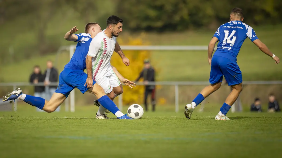 Fußball, Landesliga, Donau/Iller - SC Staig (weiß) gegen Olympia Laupheim (blau)