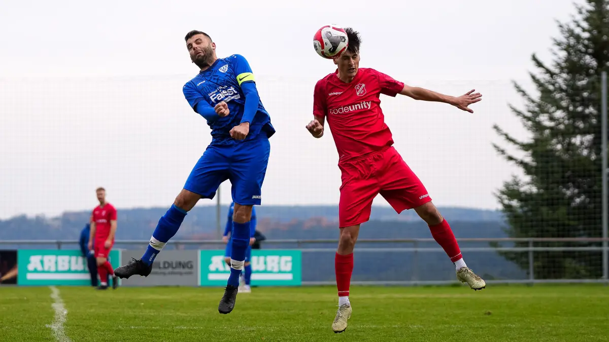 Lian Schmidt (links, SV Wittendorf) köpft den Ball vor Rico Finkbeiner (SV Baiersbronn) weg. In dieser Szene blieb der Baiersbronner zweiter Sieger. Nach 90 Minuten jubelte er aber zusammen mit seinem Team – 2:1-Erfolg.