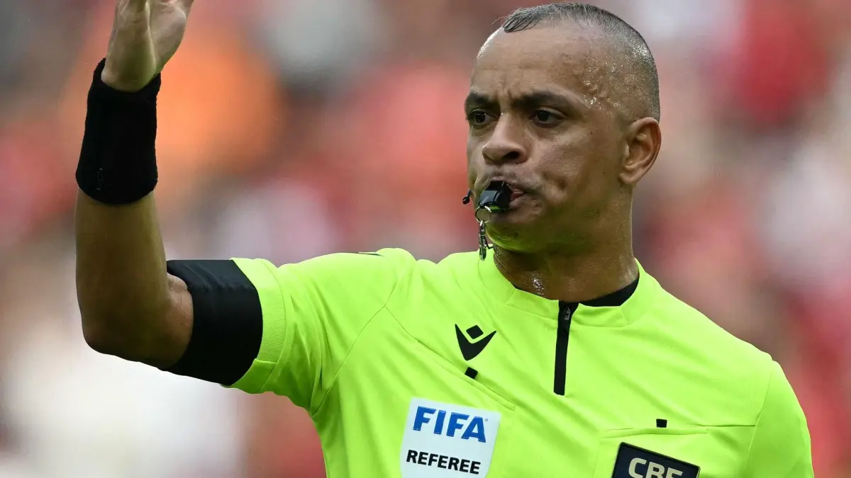 Brazilian referee Wilton Pereira Sampaio reacts during the Brasileirao Serie A football match between Flamengo and Palmeiras at Maracana Stadium in Rio de Janeiro, Brazil on October 19, 2025. (Photo by Mauro PIMENTEL / AFP)