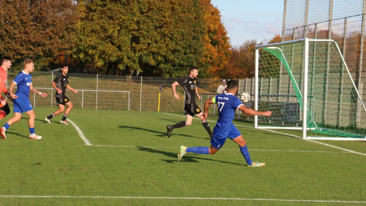 Kurz vor der Halbzeit trifft Baris Yerlikaya zum 5:0 für die Spvgg Satteldorf. Der Stürmer erzielt in der 44. Minute seinen dritten Treffer im Spiel gegen Pleidelsheim, das 5:1 endet.