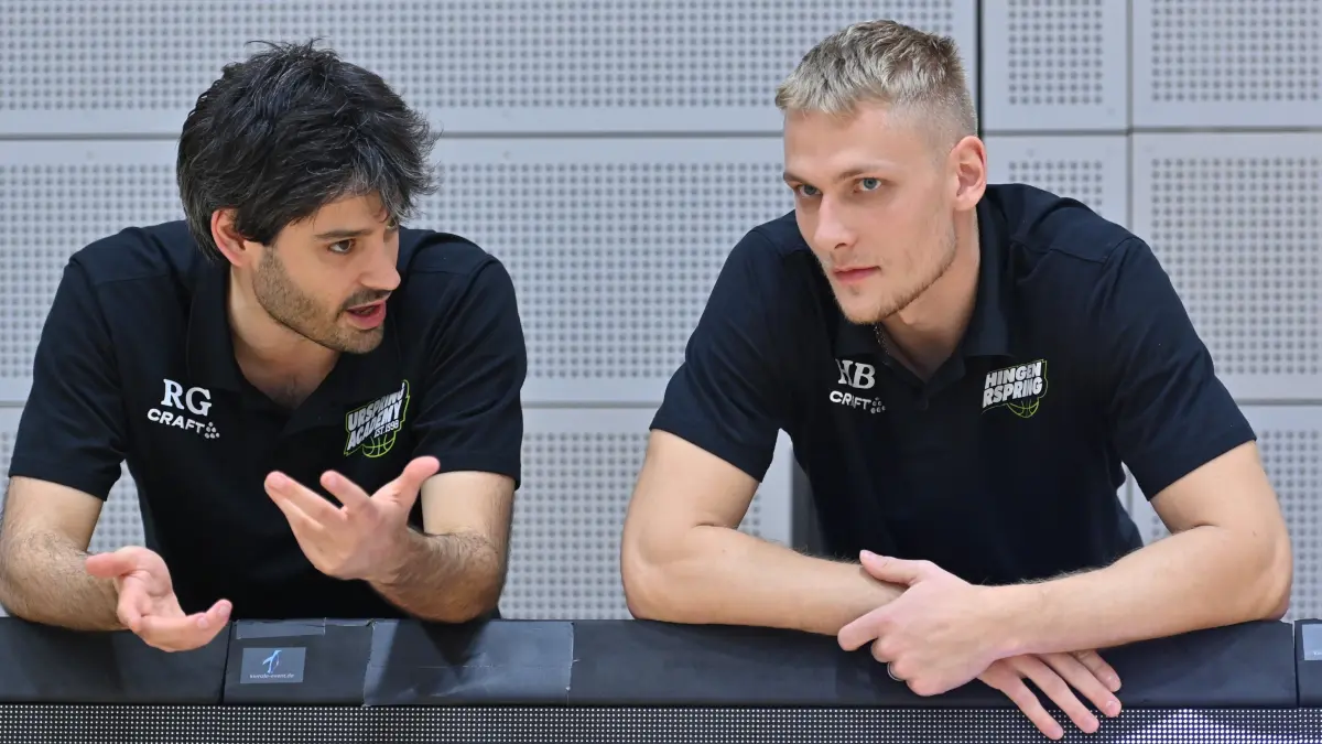 Team Ehingen Urspring - Ravens Reutlingen Basketball Regionalliga 78:85 Henning Ballhausen (r.) und Rishi Genover