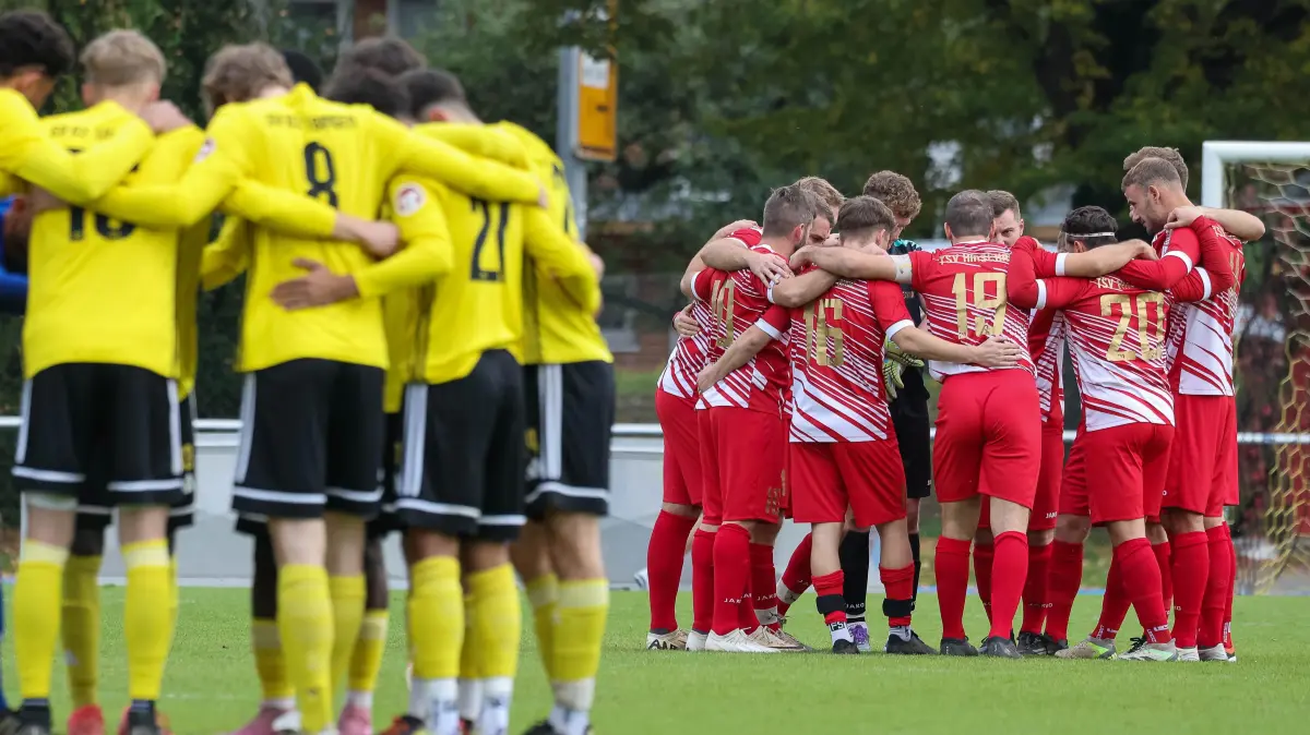 SV 03 Tuebingen vs. TSV Hirschau, Fussball, Bezirksliga Alb, Spieltag 10, Spielzeit 2025/2026, 19.10.2025: Teamkreis SV 03 Tuebingen und TSV Hirschau vor Spielbeginn,
SV 03 Tuebingen vs. TSV Hirschau, Fussball, Bezirksliga Alb, Spieltag 10, Spielzeit 2025/2026, 19.10.2025,
Foto: Eibner-Pressefoto/Sebastian Reese