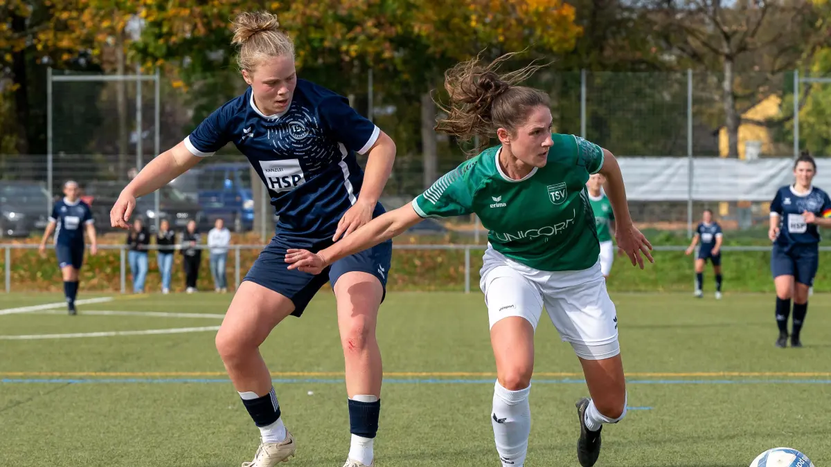 TSV Lustnau vs. TSV Sondelfingen, Fußball, Frauen Landesliga 2, 6. Spieltag, Saison 2025/2026, 19.10.2025: im Zweikampf links Kim Geske Priesnitz (TSV Lustnau,#17) und rechts Louisa Teufel (TSV Sondelfingen,#12), TSV Lustnau vs. TSV Sondelfingen, Fußball, Frauen Landesliga 2, 6. Spieltag, Saison 2025/2026, 19.10.2025,
Foto: Eibner-Pressefoto/Eibner-Pressefoto/Stefan Rosenfeld
