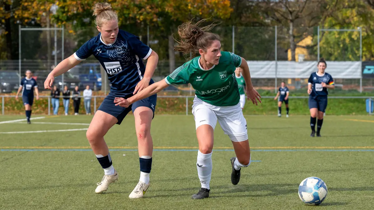 TSV Lustnau vs. TSV Sondelfingen, Fußball, Frauen Landesliga 2, 6. Spieltag, Saison 2025/2026, 19.10.2025: im Zweikampf links Kim Geske Priesnitz (TSV Lustnau,#17) und rechts Louisa Teufel (TSV Sondelfingen,#12), TSV Lustnau vs. TSV Sondelfingen, Fußball, Frauen Landesliga 2, 6. Spieltag, Saison 2025/2026, 19.10.2025,
Foto: Eibner-Pressefoto/Eibner-Pressefoto/Stefan Rosenfeld